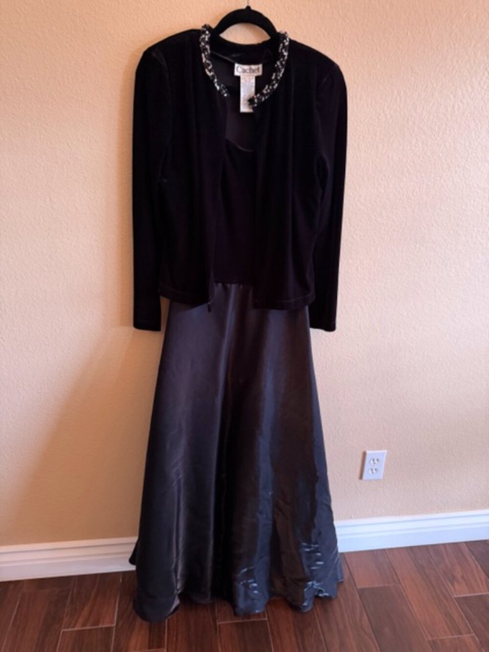 Cachet 2-pc floor length evening gown & velvet jacket w/bead neck detail Size 10